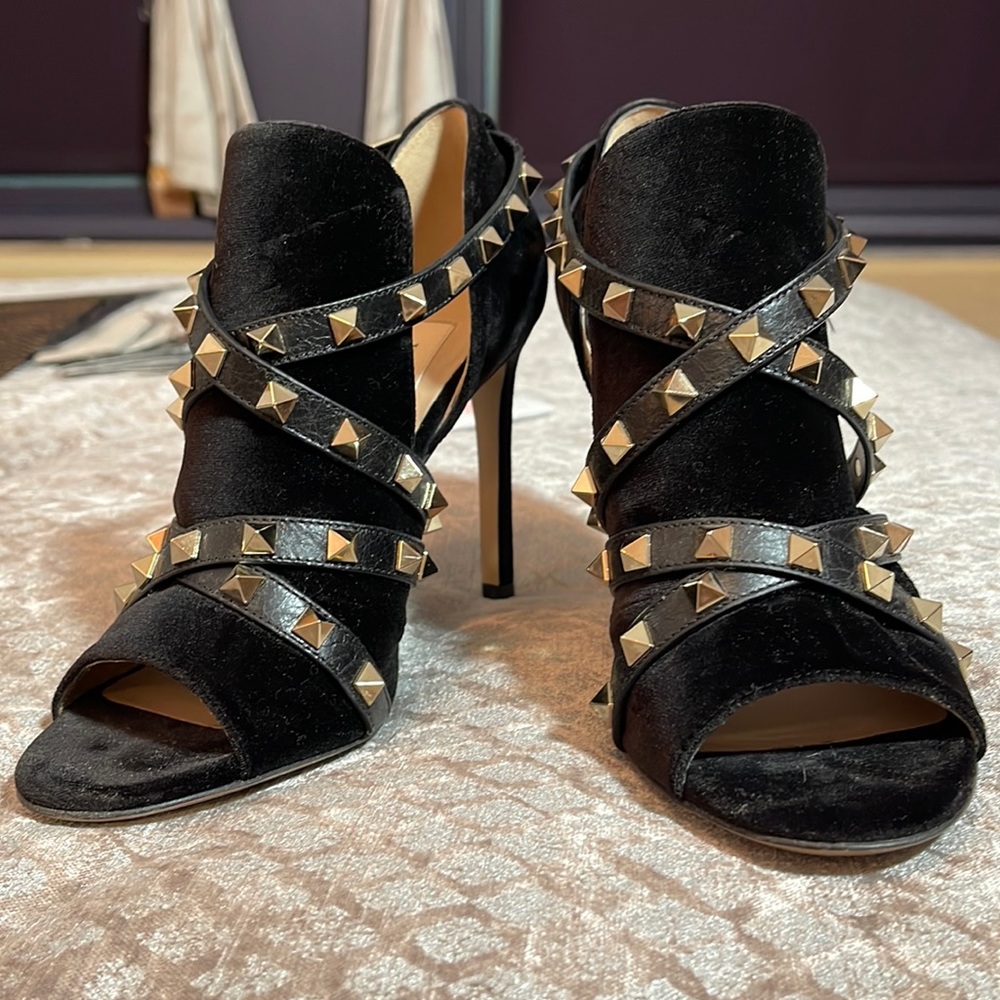Gorgeous Black Velvet Valentino Rockstud Peep Toe Heels Size 36